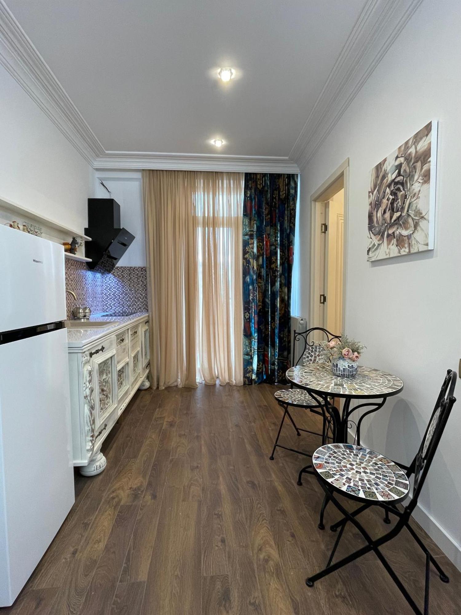 Picasso Apartment Koetaisi Buitenkant foto