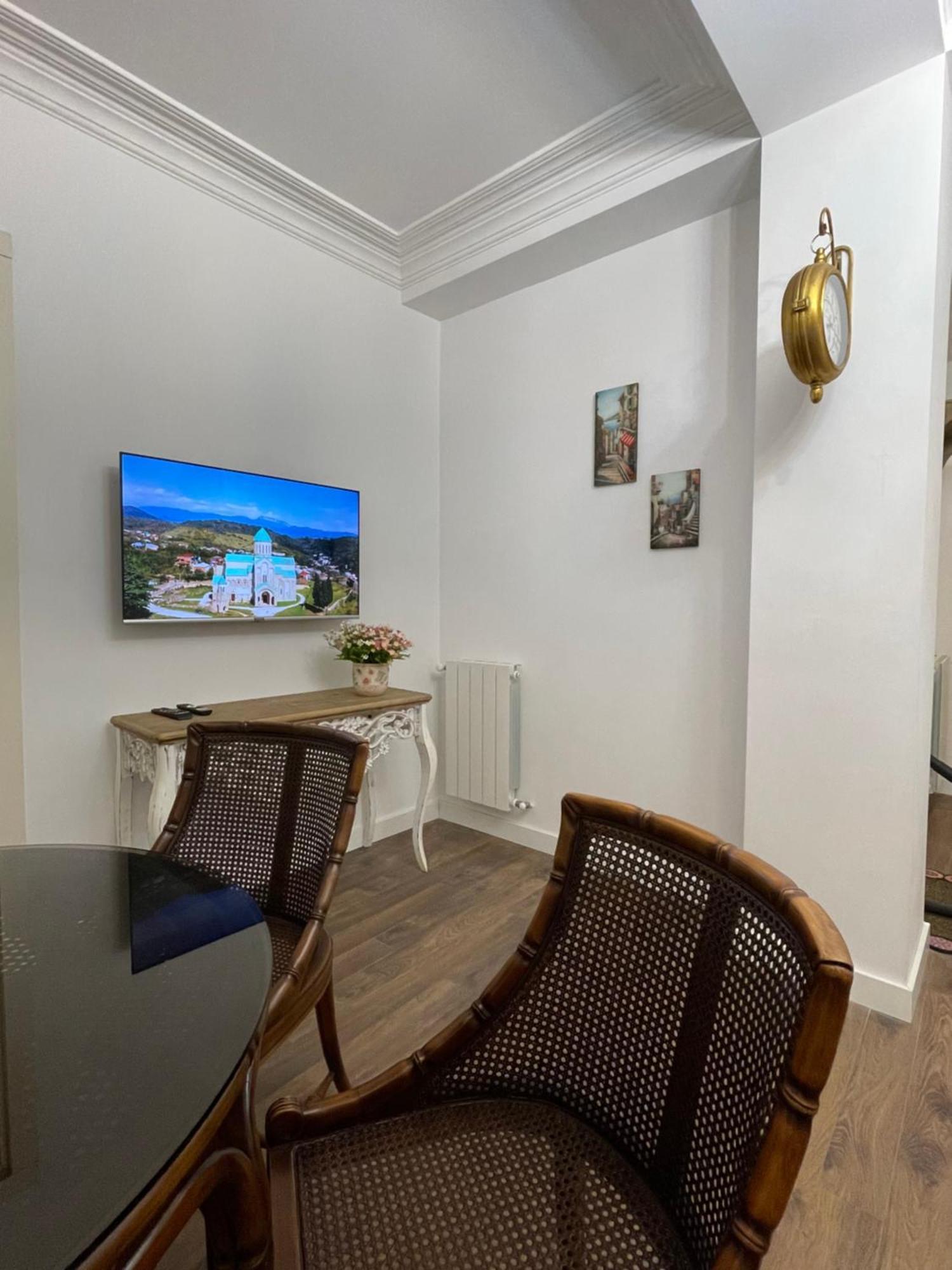 Picasso Apartment Koetaisi Buitenkant foto