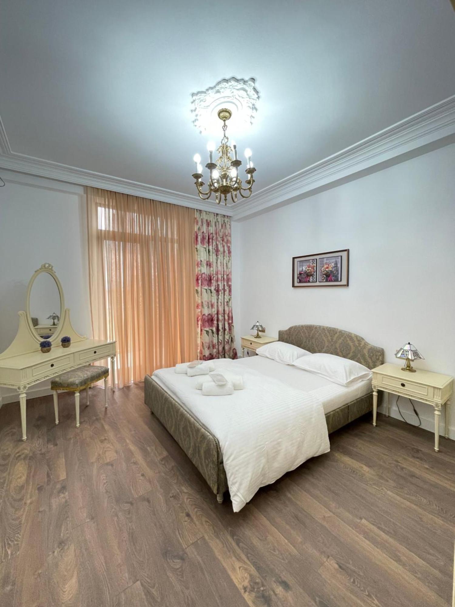 Picasso Apartment Koetaisi Buitenkant foto