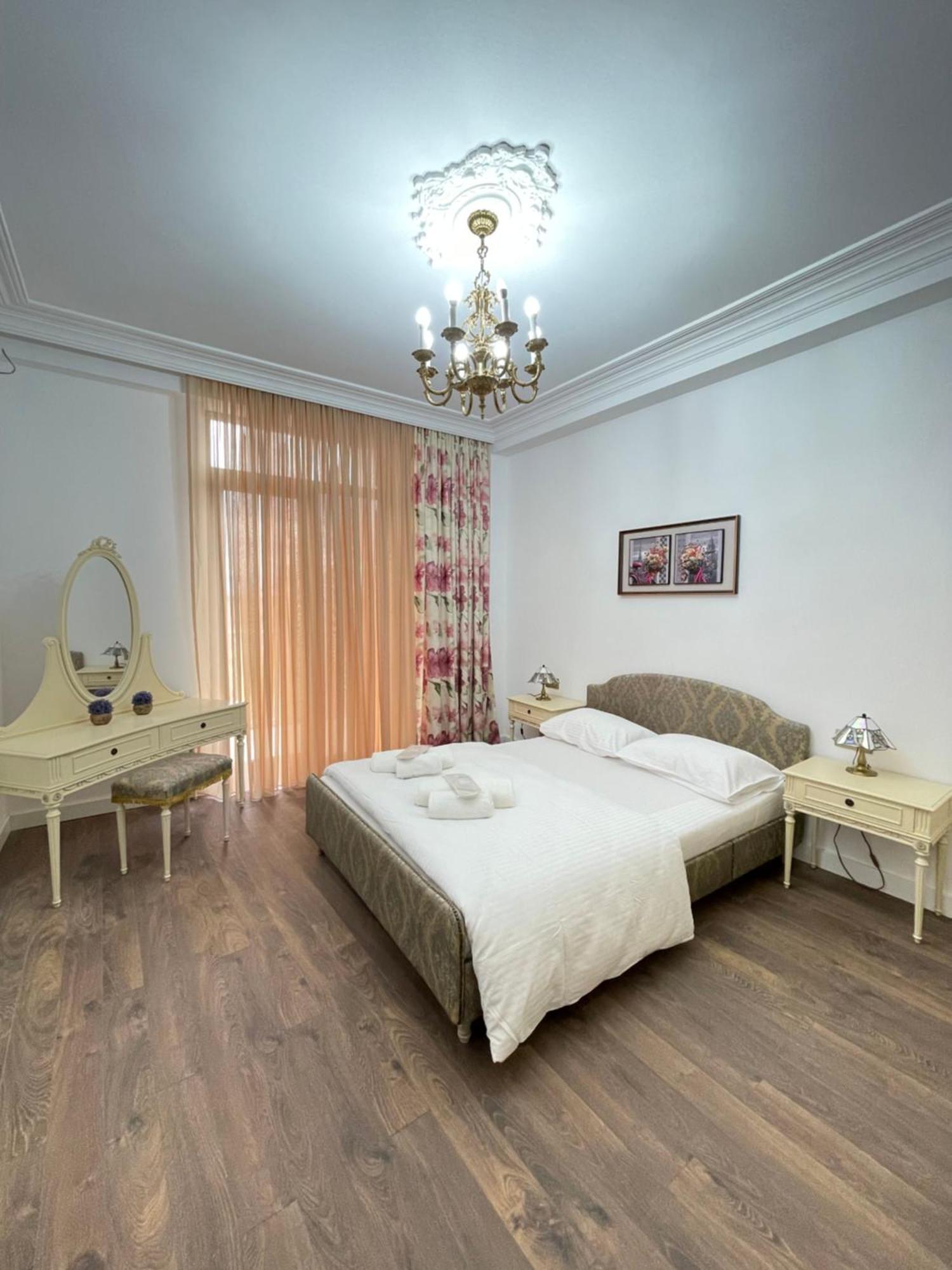 Picasso Apartment Koetaisi Buitenkant foto