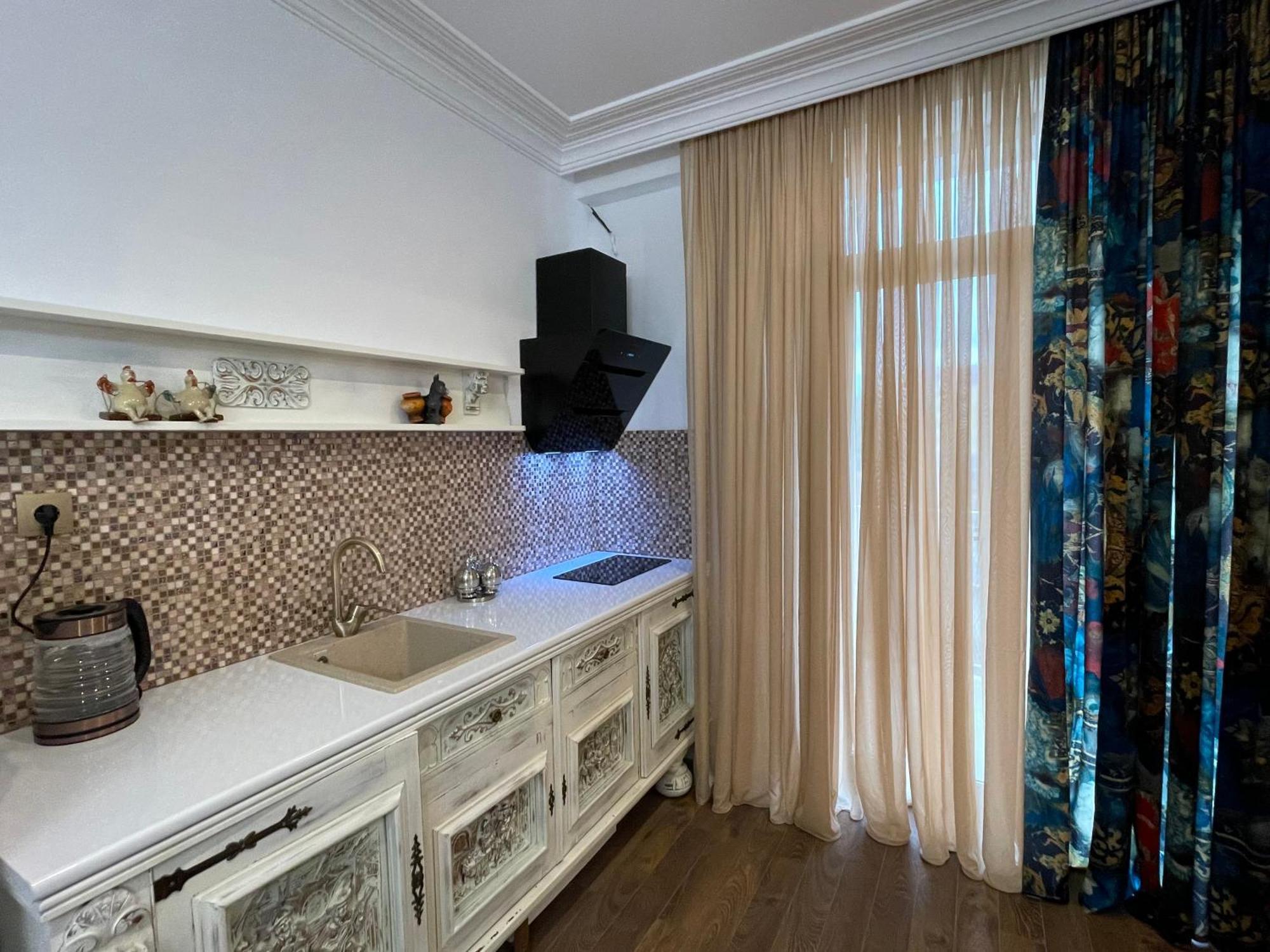 Picasso Apartment Koetaisi Buitenkant foto