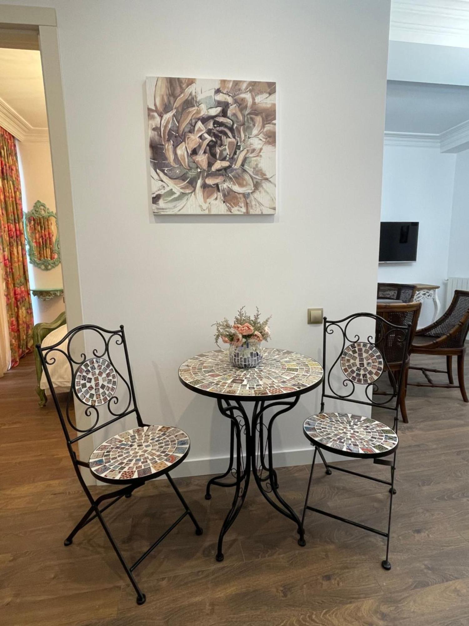 Picasso Apartment Koetaisi Buitenkant foto